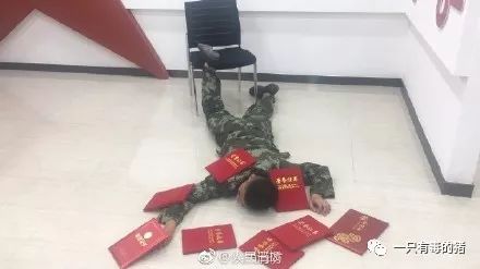 深扒摔跤炫富：原来富婆们20w包包里的东西也没什么了不起