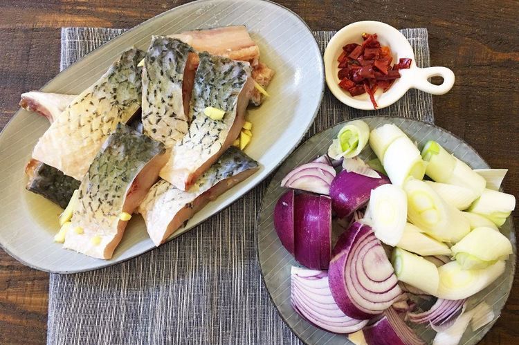 制作洋葱蒜香鱼块的方法,洋葱烧鱼块的家常做法