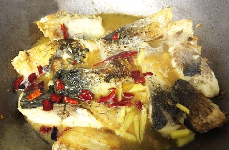 制作洋葱蒜香鱼块的方法,洋葱烧鱼块的家常做法