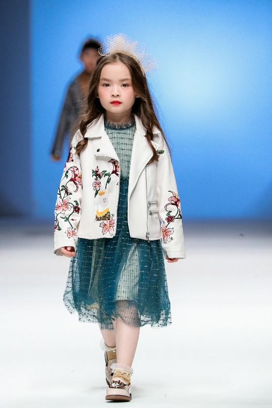 巴拉巴拉唐老鸭羽绒服深蓝,巴拉巴拉迪士尼唐老鸭联名款