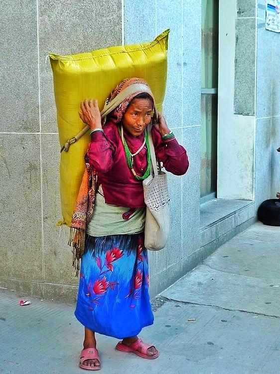 尼泊尔空中客车,尼泊尔大巴司机山路开车视频