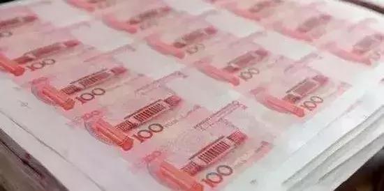 排污管现大量废纸币，一神秘男子跳楼……