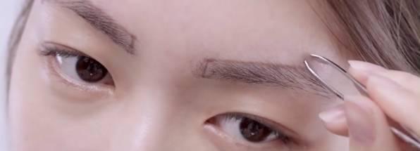 手一抖眉型就毁了？教你几招，新手也能修出“黄金比例眉”