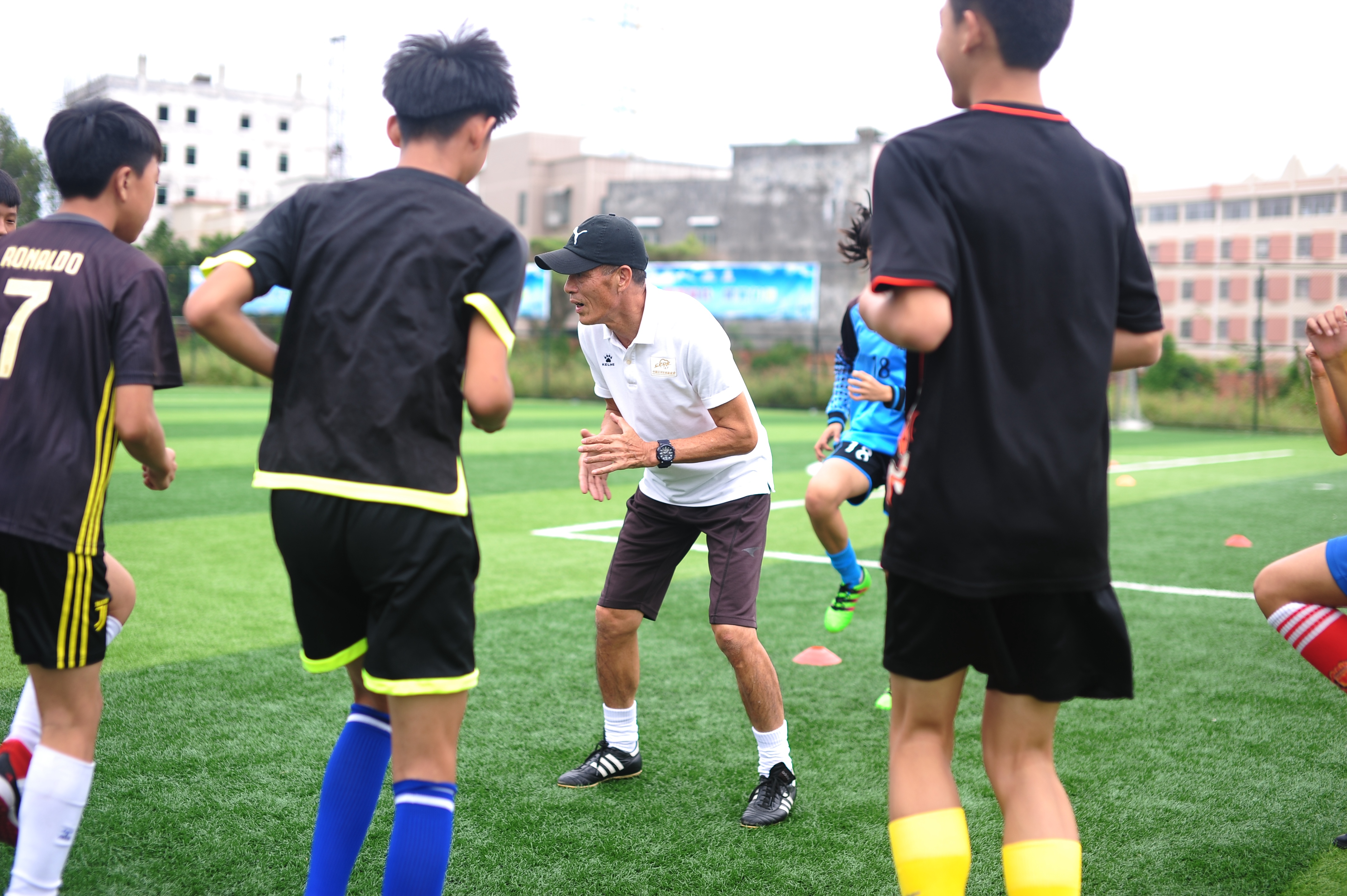 用双手守住湛江足球的未来,陈建中教练