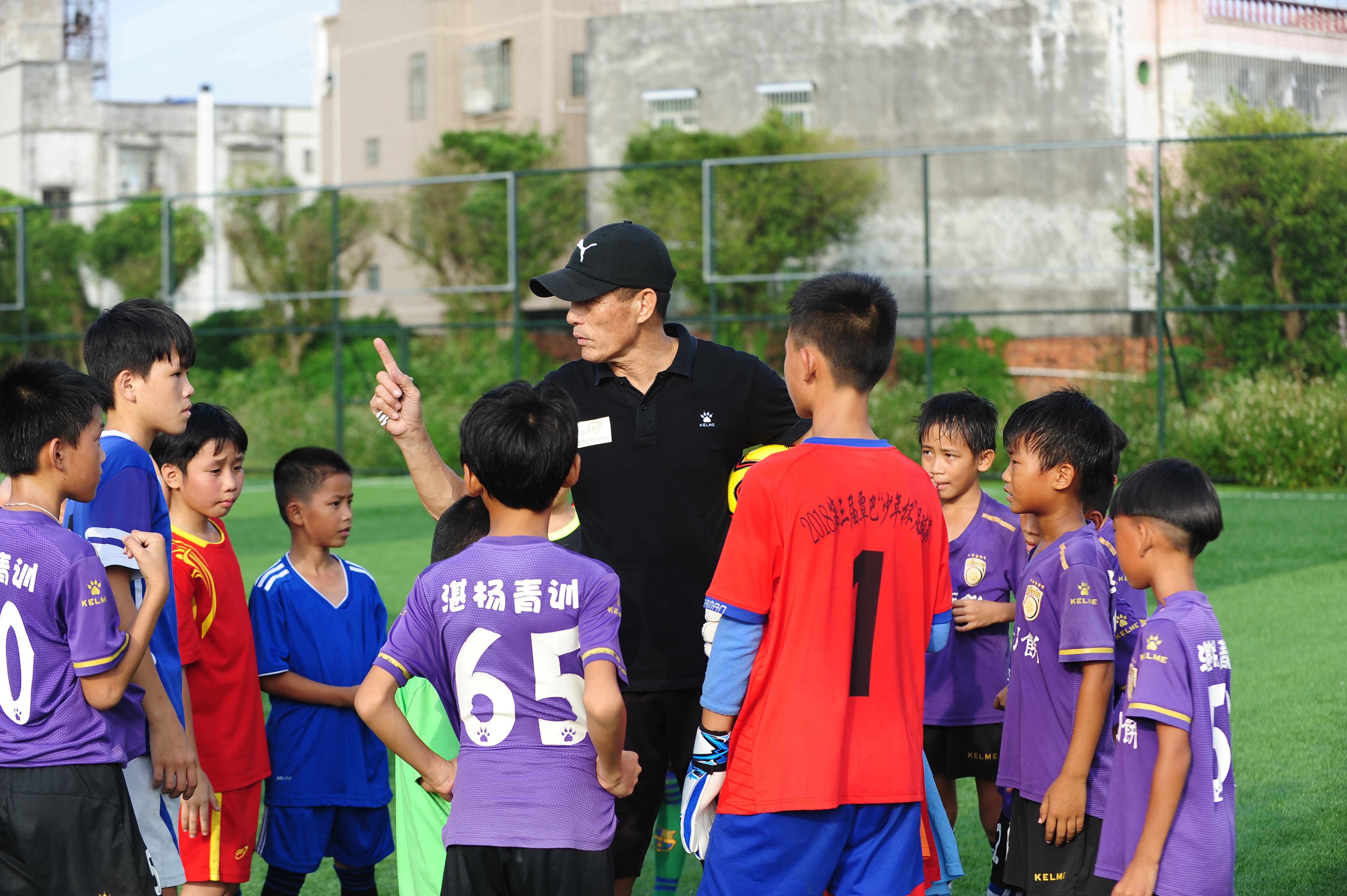 用双手守住湛江足球的未来,陈建中教练