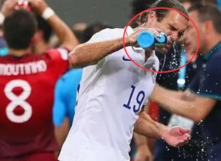 为什么足球运动喝了水要吐出来,足球运动员喝饮料喝完吐了