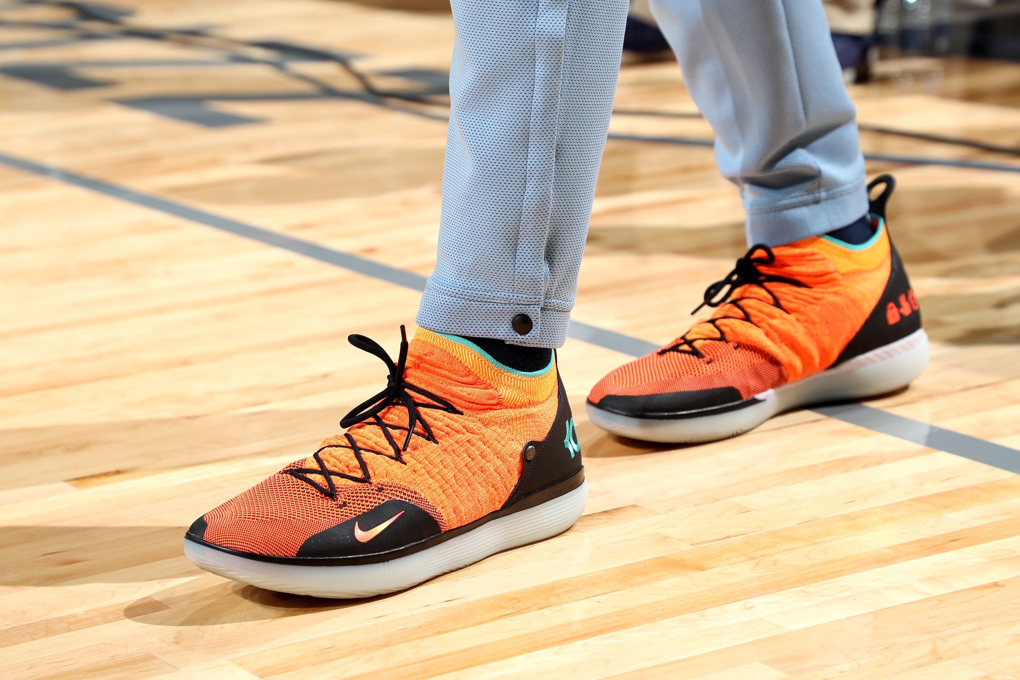 NBA今日球鞋精选：杜兰特蜜汁审美自创鸳鸯鞋安踏为汤神出新款