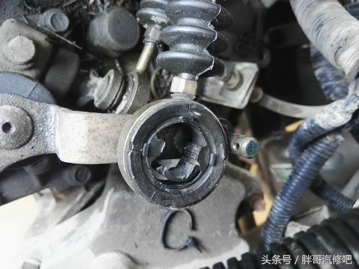 胖哥维修骏捷FRV1挡行程大问题,一根橡胶管解决问题