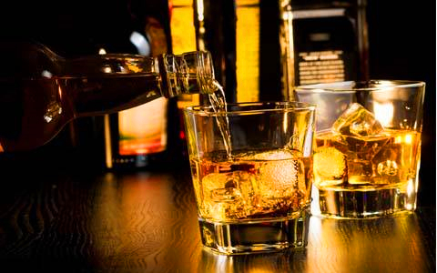 酒精过敏的人喝酒没事是怎么回事,酒精过敏过了一天还像喝酒似的