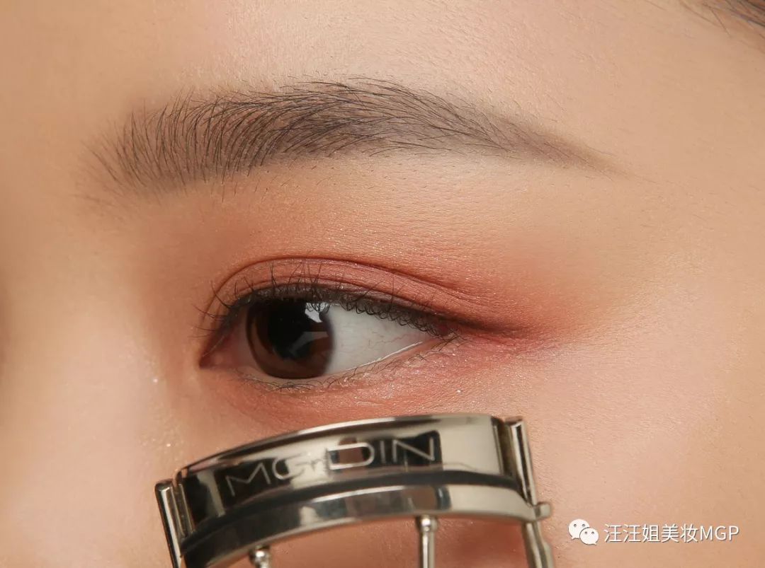 快速学会睫毛夹翘的技法视频教程,只用一招轻松学会夹出睫毛