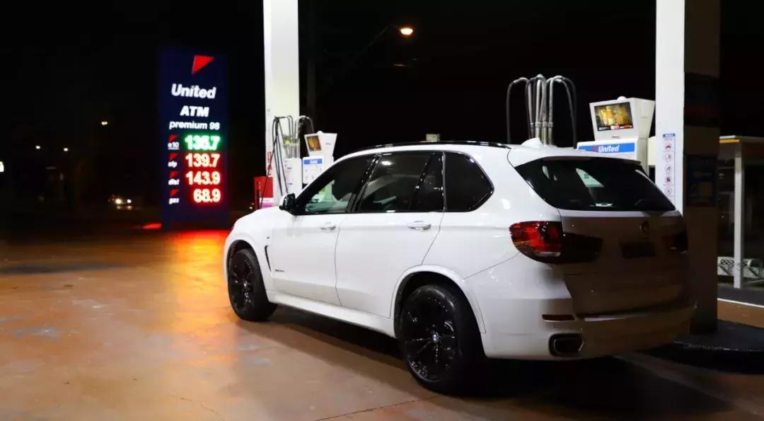 用这台3.0T的大宝马，来感受这座到处充斥着慢节奏的年轻城市