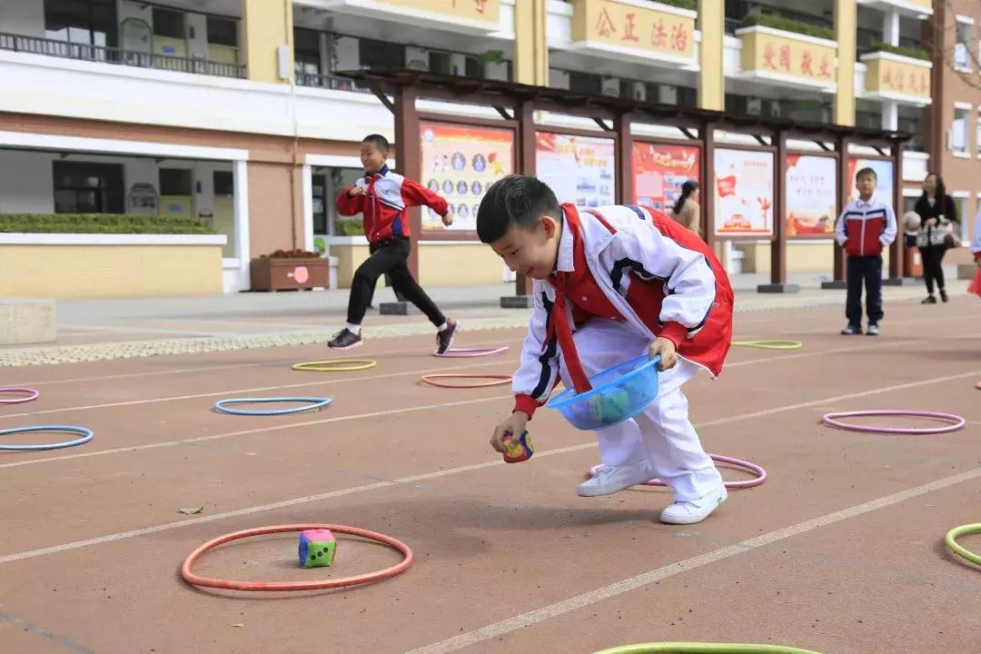 运动会接力赛淮滨小学,运动场上彩旗飘你追我赶逞英豪
