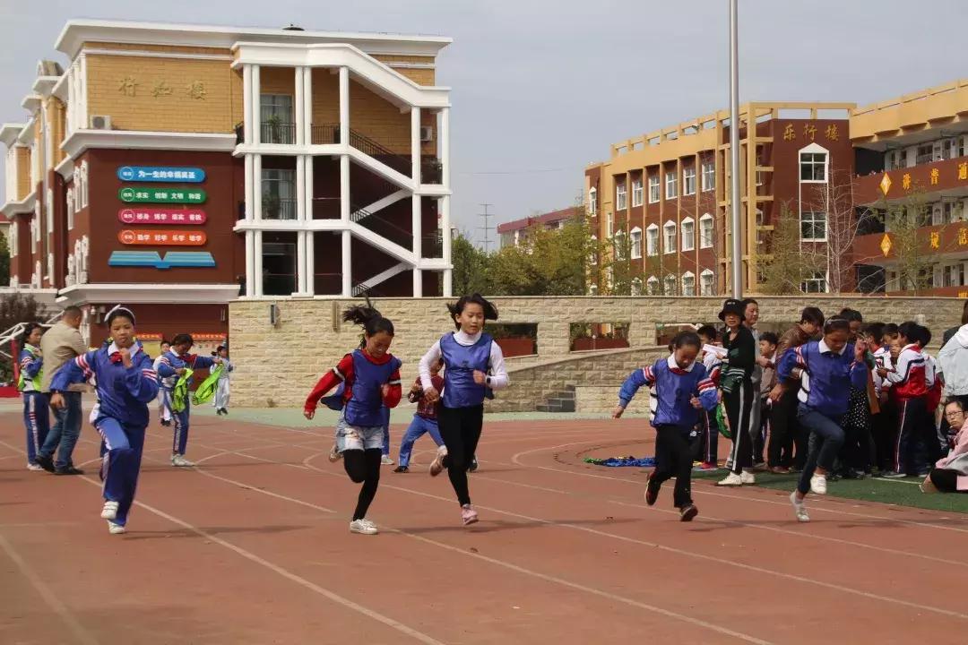 运动会接力赛淮滨小学,运动场上彩旗飘你追我赶逞英豪