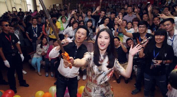 偶遇明星合影的意义,如何跟明星合影教程