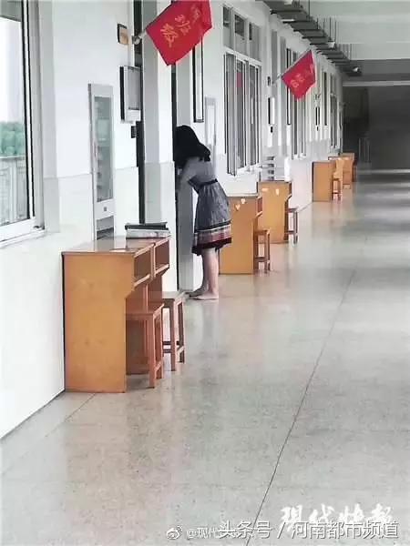 这位妈妈，你偷偷在学校里打赤脚的样子真美！