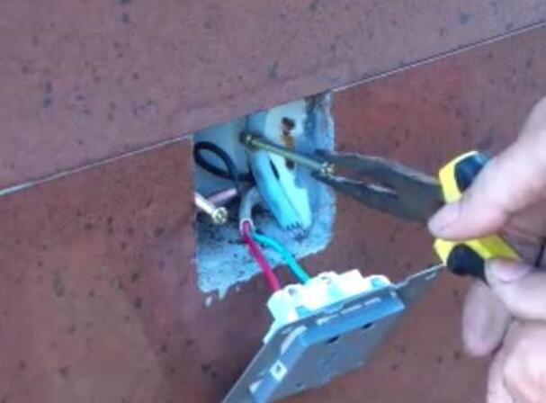 墙上插座松动不好用,墙上插座插头松