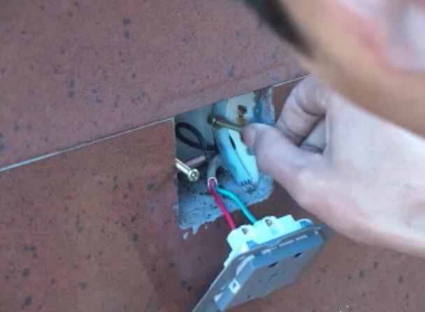 墙上插座松动不好用,墙上插座插头松