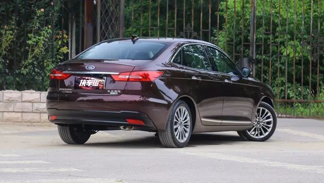 福特新款福睿斯实拍曝光颜值提升,全新福特福睿斯报价及图片