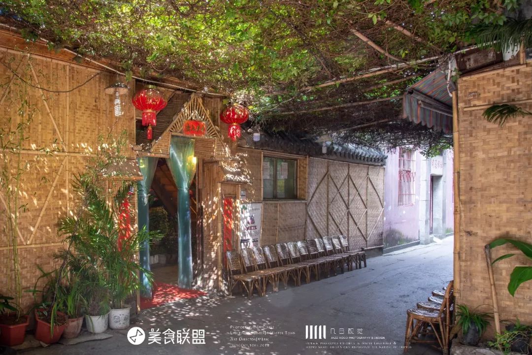 昆明闹市这家12年老店,独创傣式火锅一年只卖89天,大闸蟹涮着吃