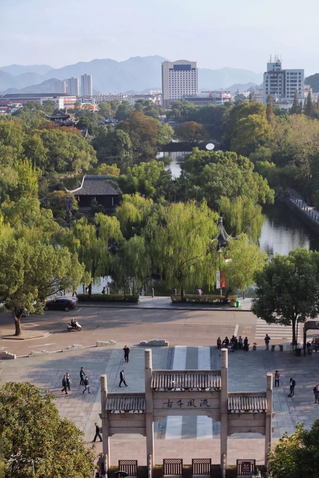没有人来人往的城市,没有人山人海的地方