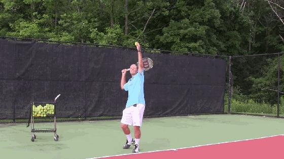 网球发球，左手除了抛球，还得“护胃”！