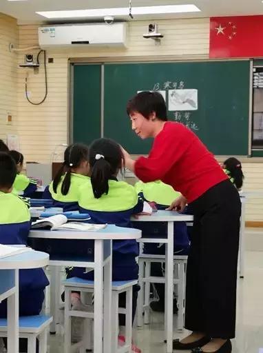 组团帮扶共进步名师引领促成长,精准发力培育教学名师