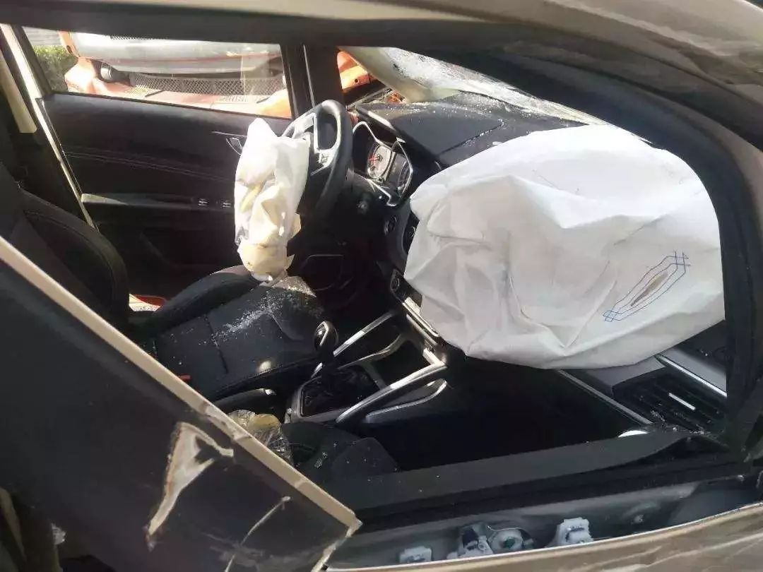 灵感来自女人的假胸?关于汽车的安全气囊你不知道的那些事