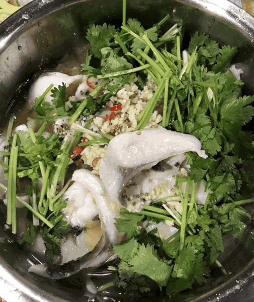 天露山走一转并吃了满意的晚餐，正想发朋友圈，老公：盘子寒碜