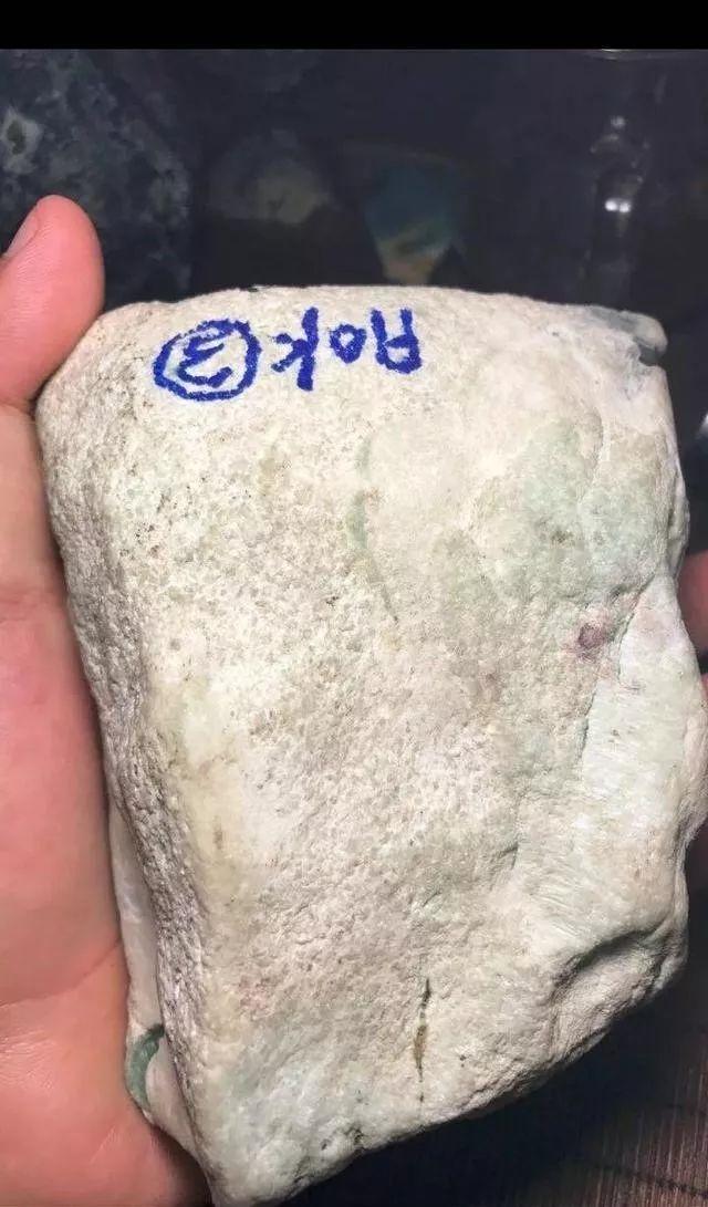 什么样的原石翡翠出高冰,真正的翡翠原石能出现哪些特征呢