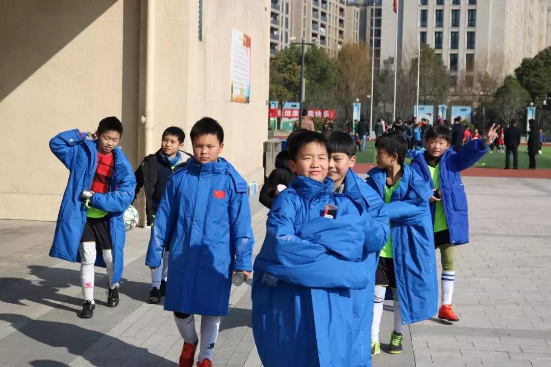 秋冬踢球穿搭,冬天踢球如何搭配衣服