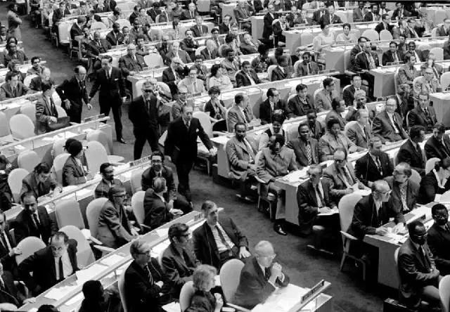 中国席位！“乔的笑”：“震碎了联合国议事大厅的玻璃”