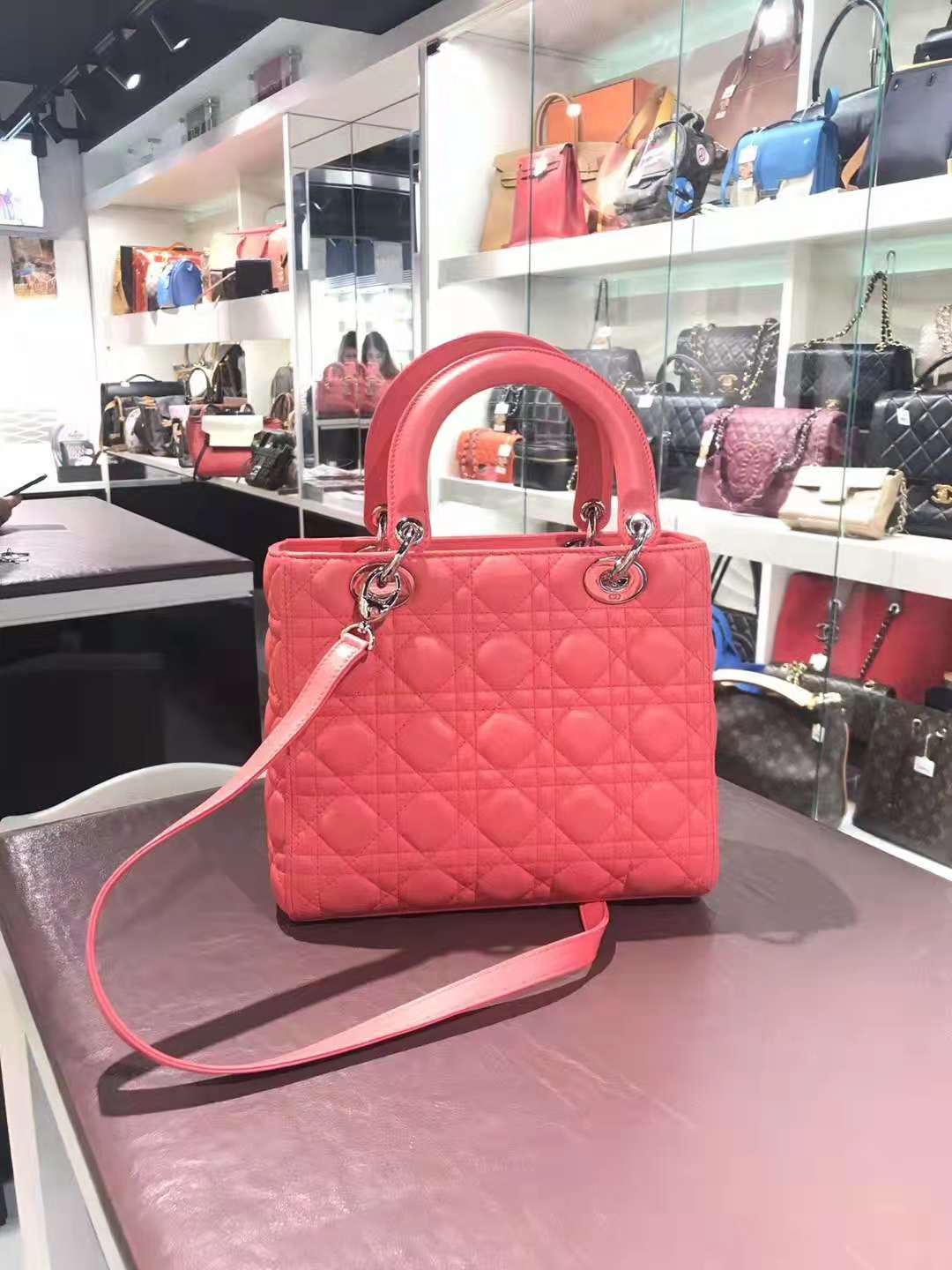 原来冲绳的二手中古店这么好逛，几百块巴宝莉，LV旅行包才4千！