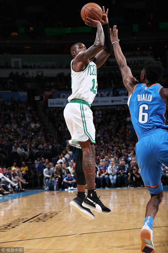 今日nba上脚球鞋欧文,今日nba球鞋上脚精选新浪看点