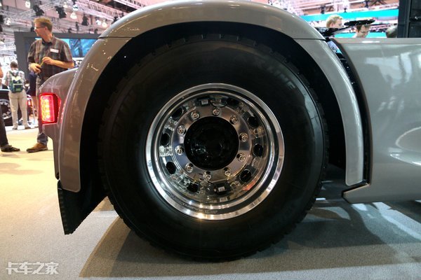 搭载v6发动机275匹马力的越野车,750匹马力的斯堪尼亚