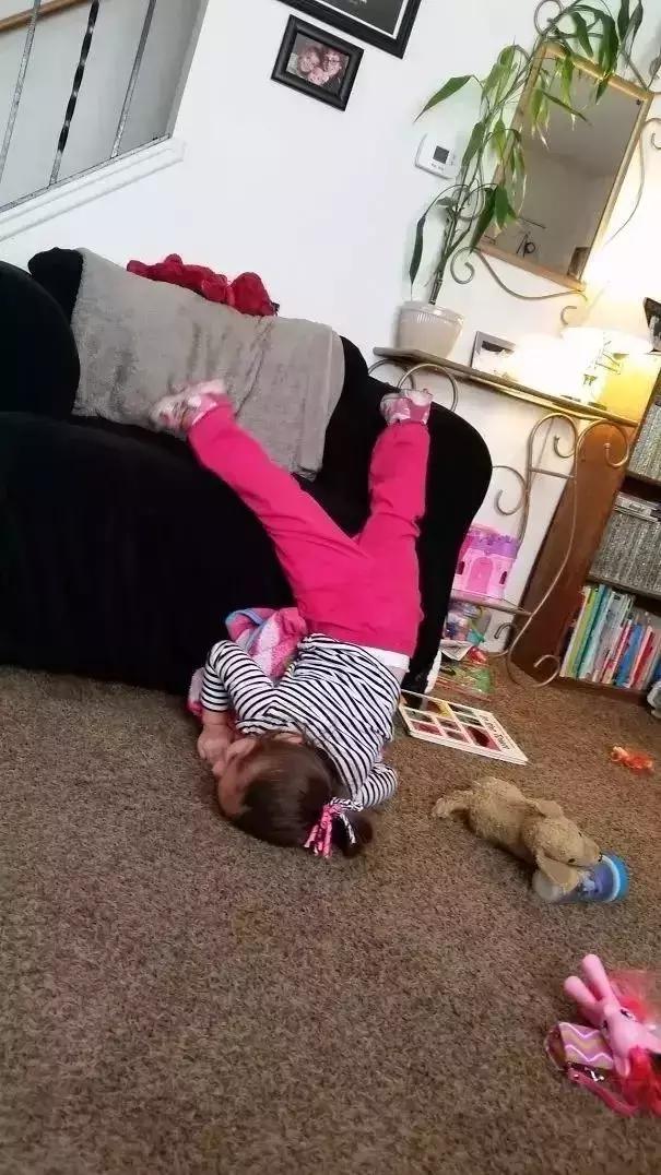 婴儿用侧睡调整头型么,宝宝后脑勺凹进去一个大坑