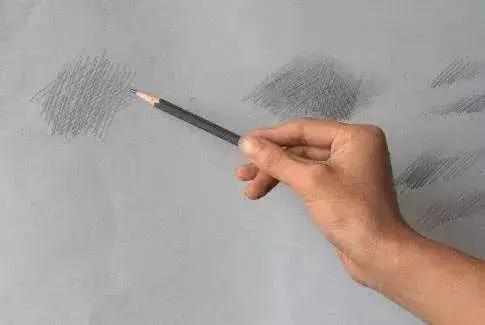 背景静物素描排线不清晰怎么办,素描练习排线时手部应用悬空吗