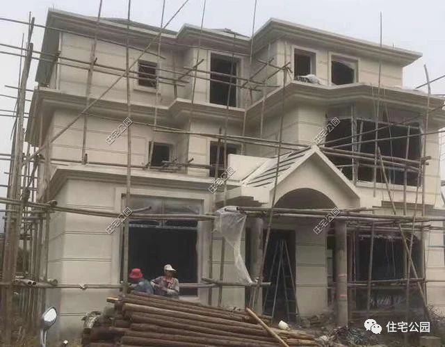 农村自建房三层小别墅真实视频,2022年河南自建房包工280一平贵吗