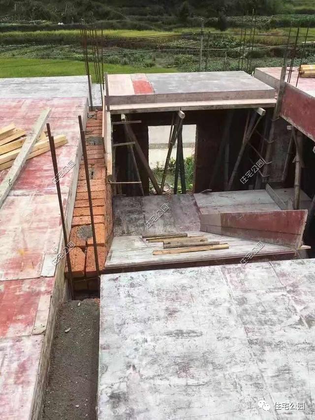 农村自建房三层小别墅真实视频,2022年河南自建房包工280一平贵吗