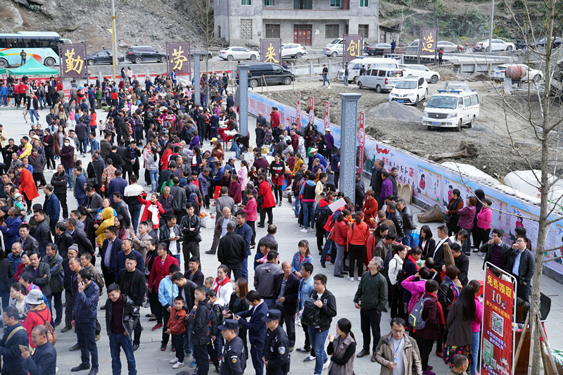 到安康白河县东坡村赶集 游客抢购山货 赏千年银杏 品乡村美食