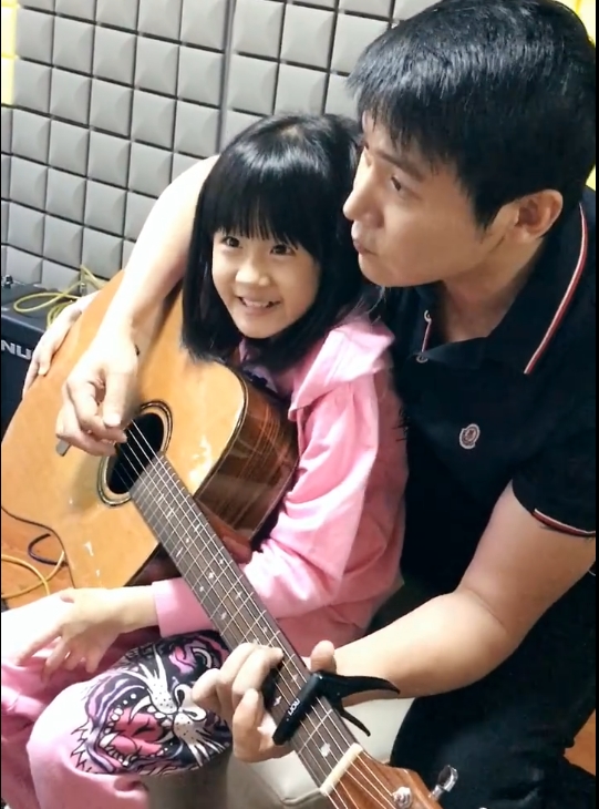 贝儿弹吉他,12岁贝儿弹吉他有模有样