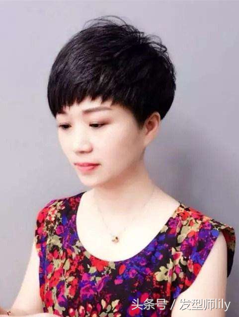 适合发量多且蓬的短发烫,露耳短发蓬松烫什么样的