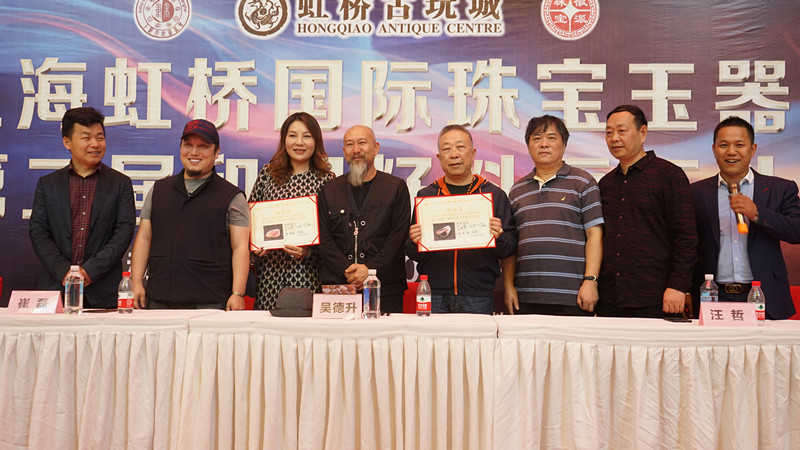 虹桥古玩城斗玉成瘾—好玉者近悦远来