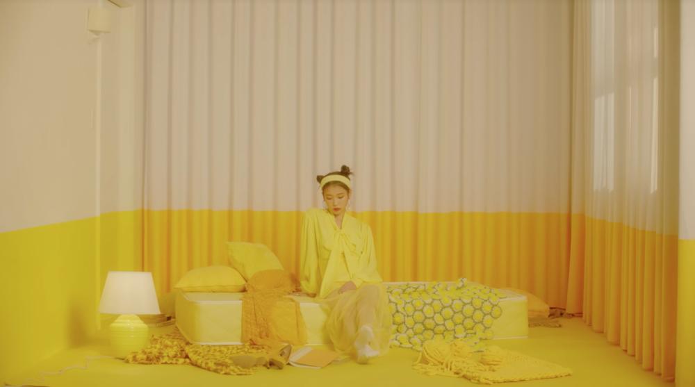 iu李知恩mvyellow,iu李知恩金泰亨mv解说