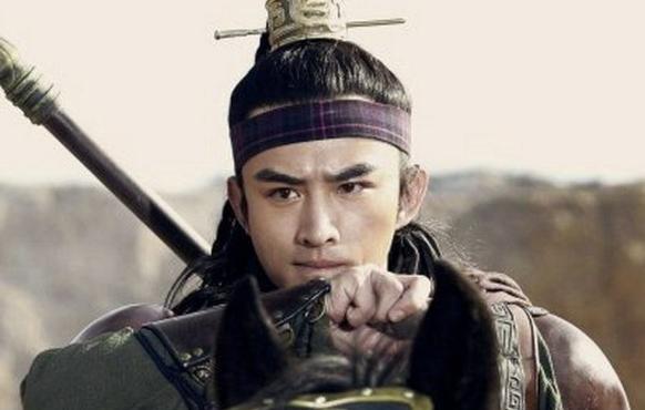 不用飞石，论纯武功，八骠骑之一的张清武功是一流还是二流