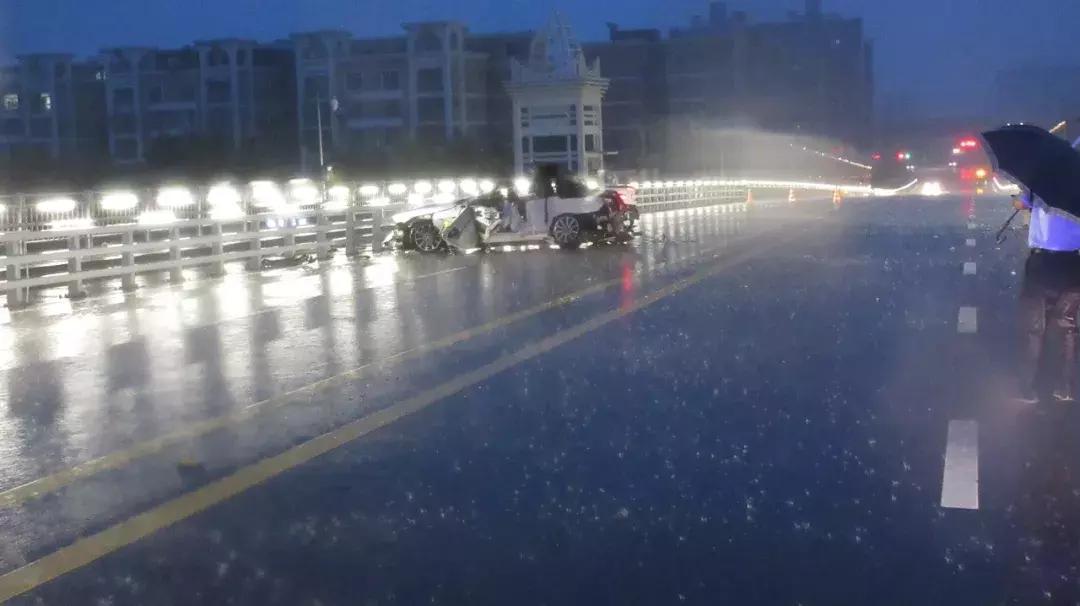 大学生骑机车撞轿车身亡,一学生骑车被撞身亡
