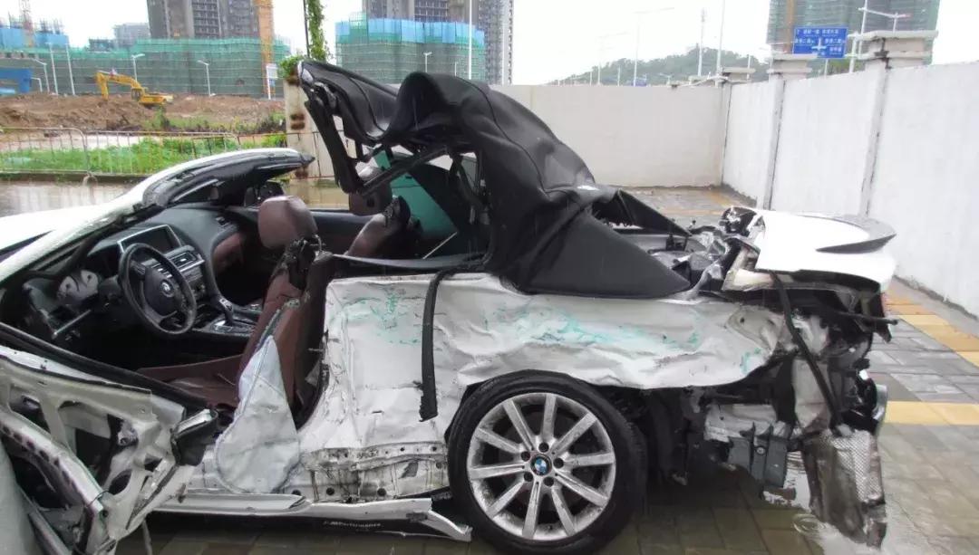 大学生骑机车撞轿车身亡,一学生骑车被撞身亡