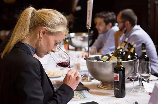 自制葡萄酒有点带酸味正常吗,葡萄酒带酸甜味的怎么样