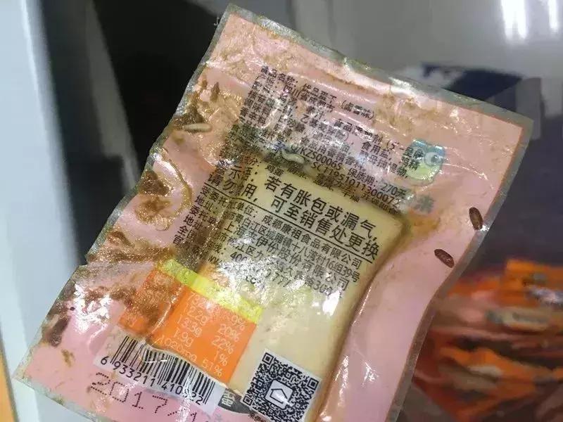 你常吃的连锁品牌“来伊份”吃出它们！“脏兮兮的，还很粘手……”