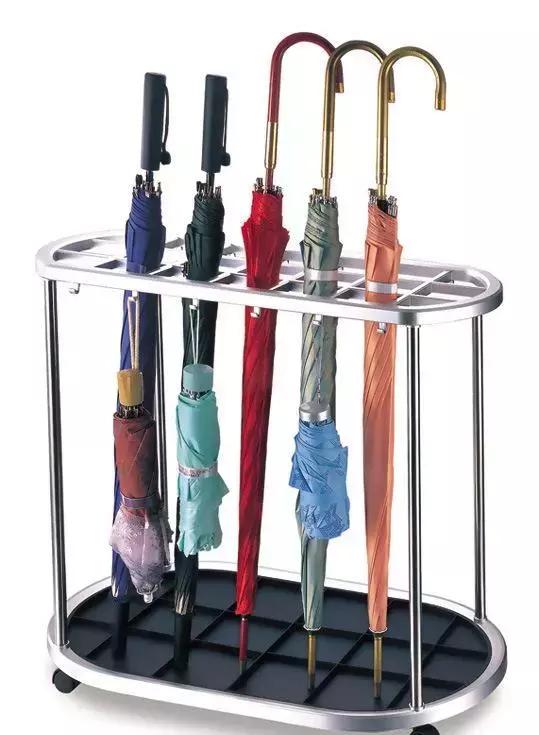 礼仪｜秋雨沥沥，如何优雅得体地撑伞？