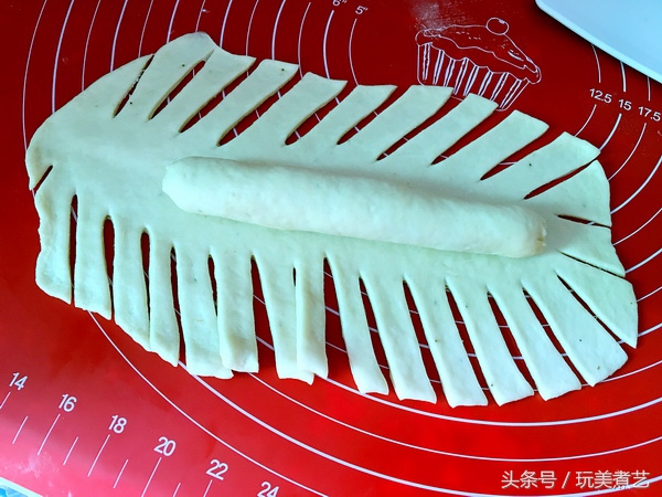 入口苦涩而后回甘,入口香甜唇齿留香